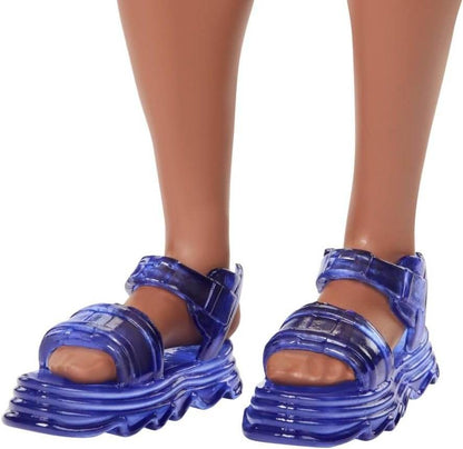 BARBIE PAPUSA BAIAT FASHIONISTAS CU TRICOU CU DUNGI ALBE SI PORTOCALII SI APARATE AUDITIVE - Atelieru' lui Mesterica