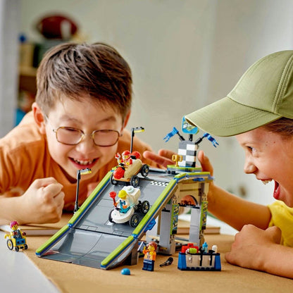 LEGO CITY FARA LIMITE: RAMPA PENTRU CURSE DE MASINI 60460 - Atelieru' lui Mesterica