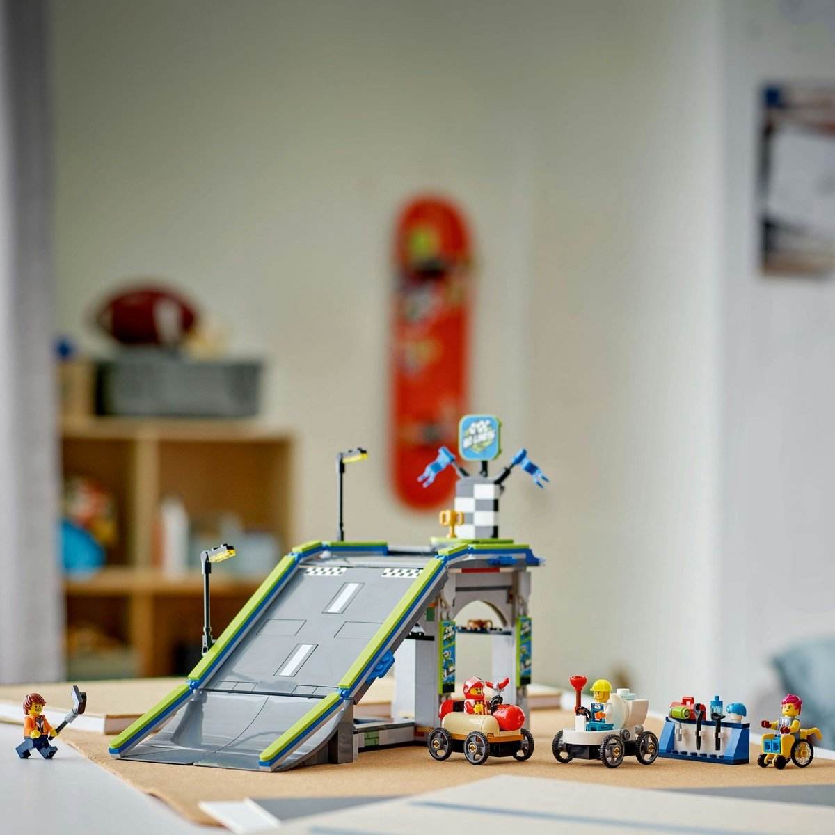 LEGO CITY FARA LIMITE: RAMPA PENTRU CURSE DE MASINI 60460 - Atelieru' lui Mesterica