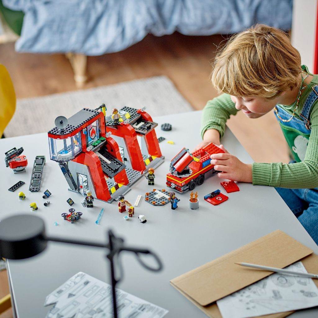 LEGO CITY STATIE SI CAMION DE POMPIERI 60414 Atelieru' lui Mesterica | Jucarii, haine si incaltaminte pentru copii