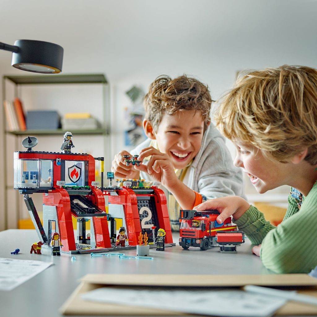 LEGO CITY STATIE SI CAMION DE POMPIERI 60414 Atelieru' lui Mesterica | Jucarii, haine si incaltaminte pentru copii