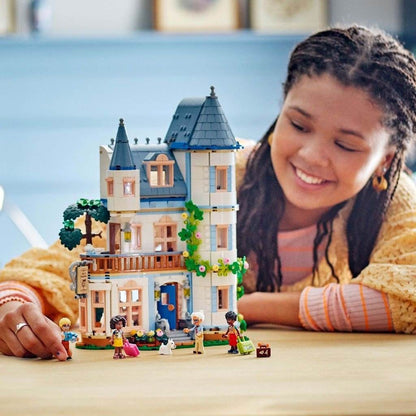 LEGO FRIENDS CASTELUL PENSIUNE 42638 - Atelieru' lui Mesterica