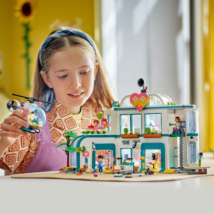 LEGO FRIENDS SPITALUL ORASULUI HEARTLAKE 42621 Atelieru' lui Mesterica | Jucarii, haine si incaltaminte pentru copii