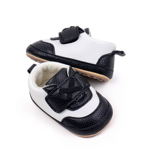 Pantofiori bebelusi alb si negru, cu talpa antiderapanta si design elegant Atelieru' lui Mesterica | Jucarii, haine si incaltaminte pentru copii