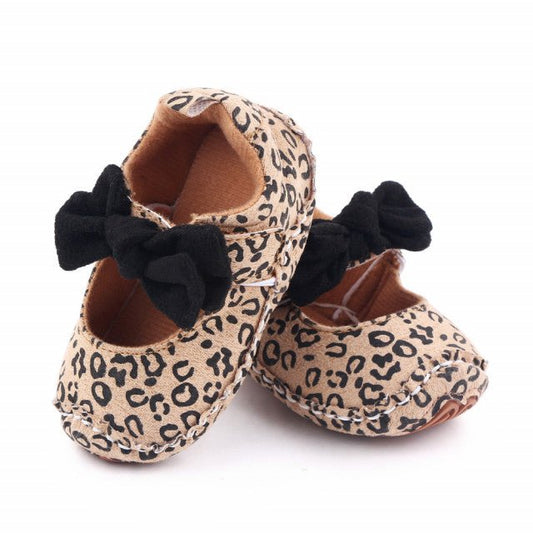Pantofiori leopard cu fundita neagra Atelieru' lui Mesterica | Jucarii, haine si incaltaminte pentru copii